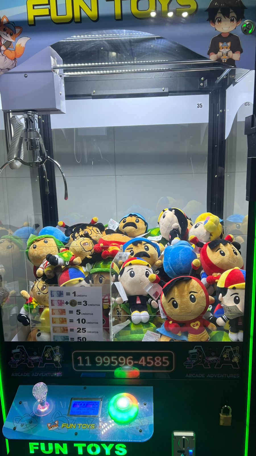 Máquina grua Fun Toys com pelúcias oficiais licenciadas do Chaves, incluindo Chiquinha, Seu Madruga e Kiko