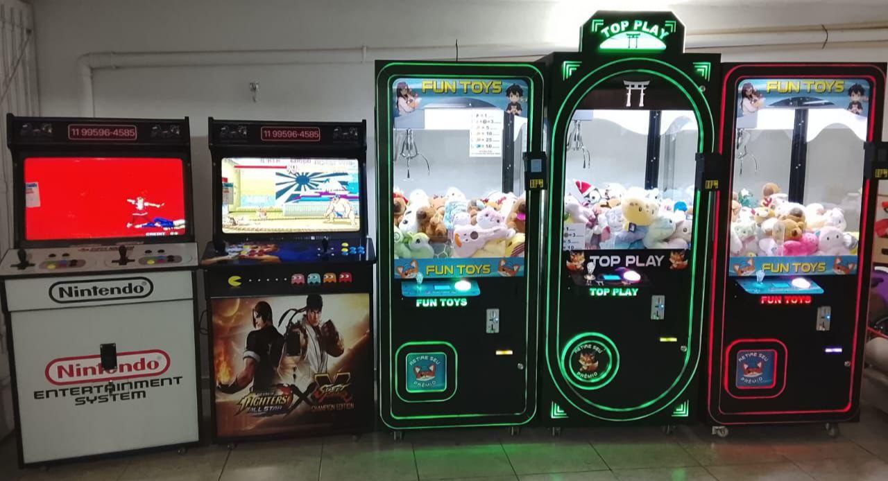 Showroom da Arcade Adventures mostrando fliperamas, gruas de pelúcia e máquinas de diversão disponíveis para locação em Jundiaí